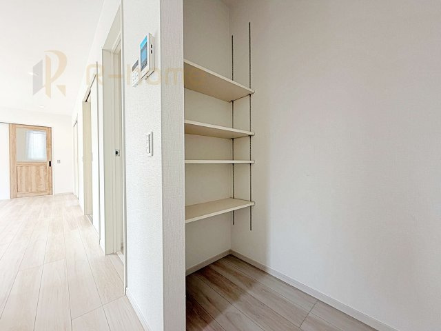 取手市井野9期　新築戸建て　1号棟の収納|キッチンにはパントリーを設置！キッチン回りの整理整頓の悩みも解決♪