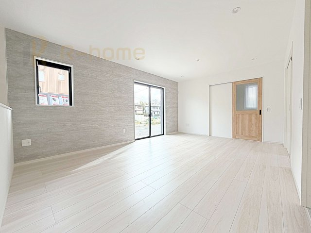 取手市井野9期　新築戸建て　1号棟の居間・リビング|広くてとっても明るいLDK♪ストック品などの収納に便利なパントリー付き♪