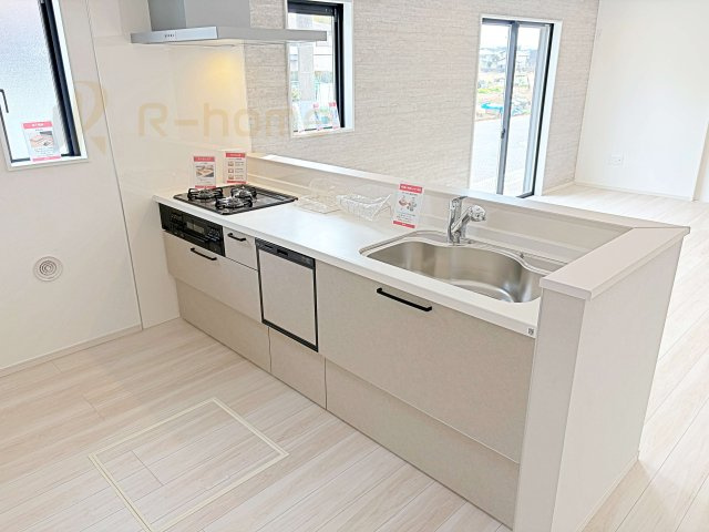 取手市井野9期　新築戸建て　1号棟のキッチン|料理をしながら家族とコミュニケーションが取れる対面式システムキッチン。便利なビルトイン食洗機付き！