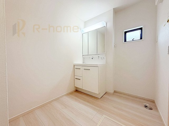 取手市井野9期　新築戸建て　1号棟の洗面所|清潔感溢れる洗面台は嬉しい三面鏡付き。洗剤や歯ブラシなどもすっきり収納できます♪