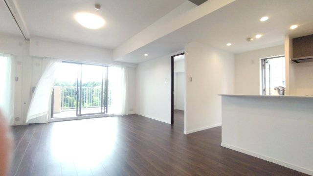 ラムーナ横浜戸塚スカイリッジF棟の居間・リビング|ゆったり過ごせる居間です