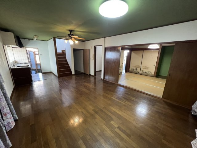 竹原町戸建ての居間・リビング