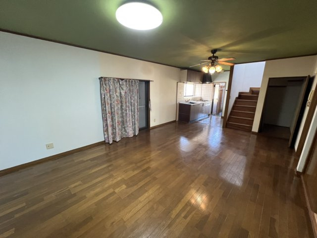 竹原町戸建ての居間・リビング