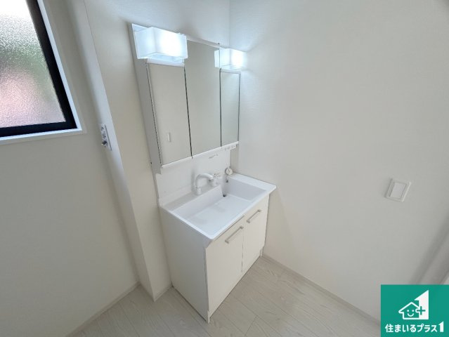 宝塚市中山桜台　第1期　新築一戸建ての独立洗面台|清潔感のある洗面台です。フラットな鏡は掃除がしやすく毎日清潔！鏡裏には収納があるのでスッキリとした洗面台が保てます。