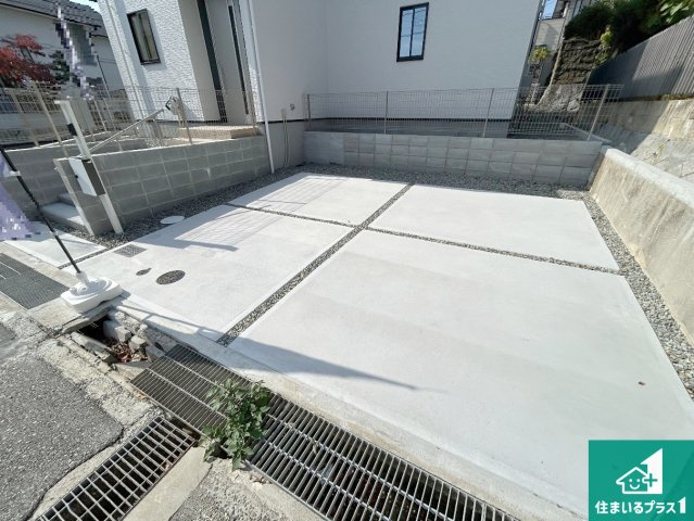 宝塚市中山桜台　第1期　新築一戸建ての駐車場|並列２台駐車可能！ゆとりの駐車スペースで車庫入れもスムーズ！

