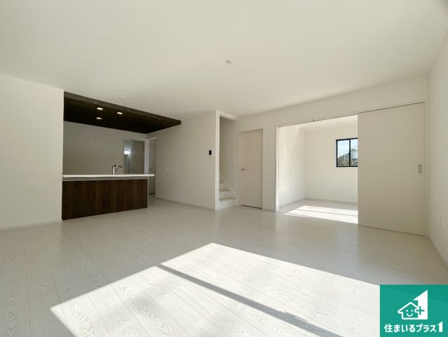 宝塚市中山桜台　第1期　新築一戸建ての居間・リビング|日当たり良好の明るいリビングで朝の目覚めもスッキリできそう！対面キッチンでご家族のコミュニケーションも自然と増える設計！小さなお子様が遊ぶスペースを作っても広々とくつろげるLDK！