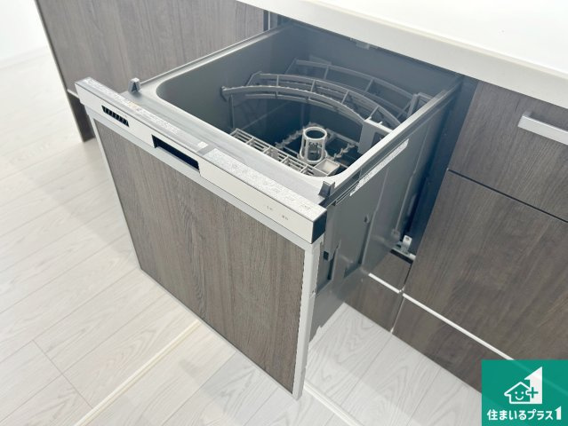 宝塚市中山桜台　第1期　新築一戸建ての設備|食事後の一仕事、食器洗いをボタン一つでお任せできちゃいます！場所を取らないビルトイン式なので、お料理スペースもしっかり確保！