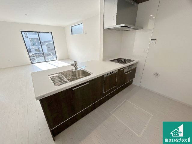 宝塚市中山桜台　第1期　新築一戸建てのキッチン|子供を見守りながらお料理が出来るため家族のコミュニケーションか増えます♪スペースが広く確保されている為お子様が大きくなったときは一緒に料理を楽しめます♪