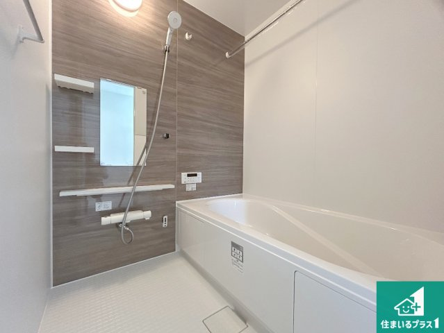 宝塚市中山桜台　第1期　新築一戸建ての浴室|足をゆったり伸ばして寛げる浴槽です。窓が設けられていますので差し込む光が明るく穏やかな雰囲気にしてくれます♪浴室乾燥機も設置しているので、雨の日の洗濯物も安心です♪