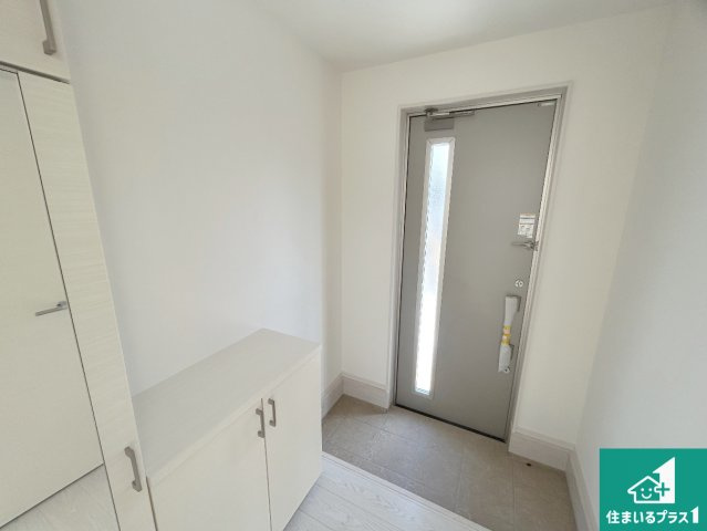 宝塚市中山桜台　第1期　新築一戸建ての玄関|シューズボックスにはたくさんの靴が収納できるので玄関周りはいつもスッキリ！ご家族が増えても安心！