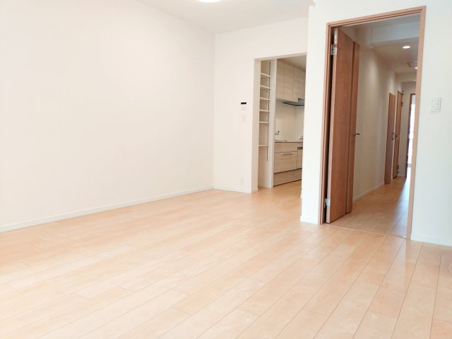 緑の街四号棟の居間・リビング|こちらの居間で趣味の時間をお楽しみください