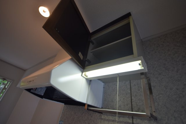 ロイヤルコート　壱番館のキッチン|キッチン上部の収納