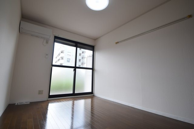 ロイヤルコート　壱番館の寝室|開放的な寝室です