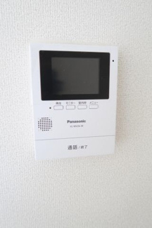 【その他】 | 新築　新潟市西区五十嵐東第1  2号 | 手放し通話ができ、送話表示灯で送話・受話状態が確認できます。映像と音声で玄関先の様子をチェックできるモニター機能や、夜間の訪問者の顔も確認できるLEDライトを装備しています。