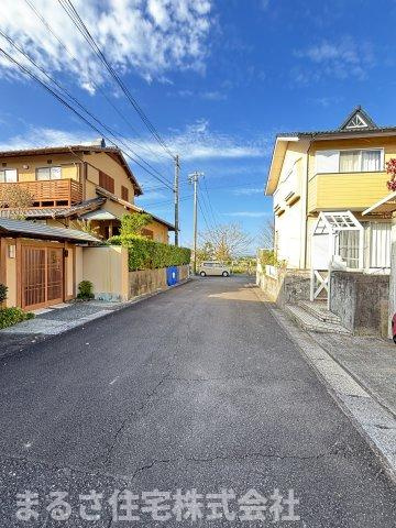 小松台北町　中古戸建の前面道路含む現地写真