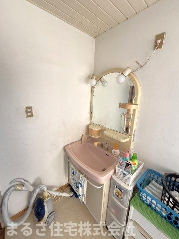 小松台北町　中古戸建の独立洗面台