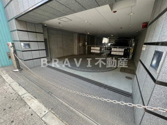 シティハウス大手前　BRAVI不動産の駐車場