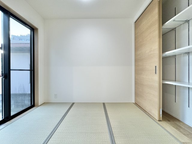 中央区入野町の和室|リビングと繋がる和室。ほっと心が安らぐ場所になります。　