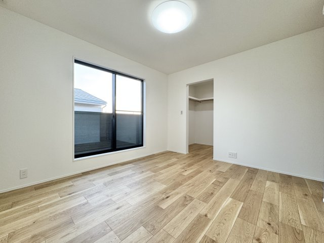 中央区入野町の洋室|主寝室は約7.5帖！ゆとりのWICも付いており、いつでもスッキリとしたお部屋を保てます！