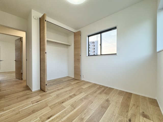 中央区入野町の洋室|各居室にはゆとりのある収納が付いています！　　