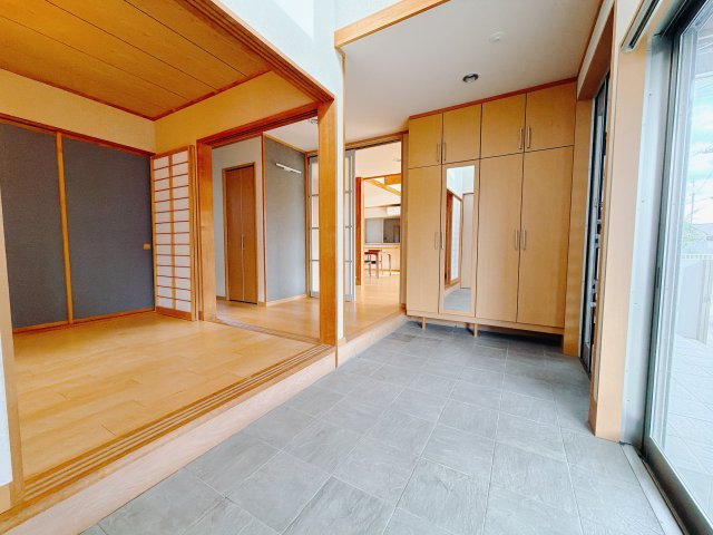 【中古戸建】前橋市荒牧町3丁目の玄関|■玄関｜「玄関から、我が家を心地よく。自然の風や光を感じられる気持ちのいい玄関へ。」永く居心地のいい暮らしを演出する快適性能と安心を両立させたドアを採用しました！