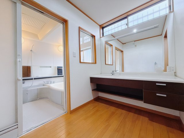 【中古戸建】前橋市荒牧町3丁目の独立洗面台|■洗面室｜ゆとりのある洗面脱衣室ではお子様と並んで歯磨きもできるので一緒に成長を楽しめます♪ひろびろとした洗面室で、朝の準備も楽しくなります☆.*