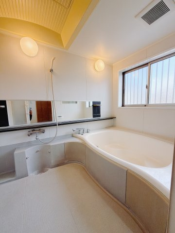【中古戸建】前橋市荒牧町3丁目の浴室|■浴室｜デザイン性に優れた浴室♪1日の疲れを癒す、ゆったりとしたバスタイムをぜひお過ごしください(*＾＾*)大きな窓付きで嬉しい♪