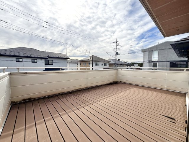 【中古戸建】前橋市荒牧町3丁目のバルコニー|■バルコニー｜普通のバルコニーより広い仕様のバルコニー。洗濯物やお布団だけでなく雨の日にたまった洗濯物はもちろん、プランターを置くことで家庭菜園も可能です♪