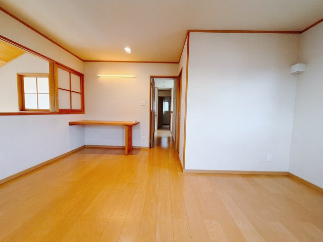 【中古戸建】前橋市荒牧町3丁目の洋室|■2階洋室｜お子様の一人部屋にピッタリな洋室。木のぬくもりを感じるフローリングは、天然木の味わいが時とともに深みを増していきます。また、傷にも強く、フリーワックスでお手入れもラクラクです♪