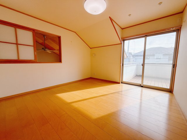 【中古戸建】前橋市荒牧町3丁目の洋室|■2階洋室｜2階洋室には大きな窓をご用意しています。日中はあたたかな日差し差し込み自分時間も充実できますね＾＾