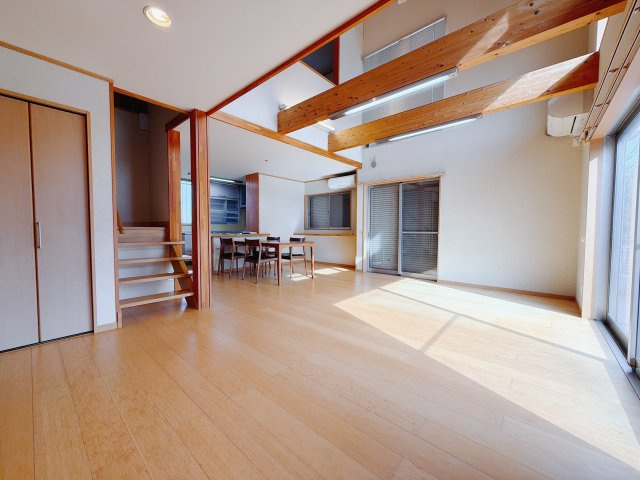 【中古戸建】前橋市荒牧町3丁目の居間・リビング|■リビング｜陽当たり良好のリビングダイニング♪賃貸では叶わなかった、お友達とのホームパーティや大音量で映画やテレビを楽しむことができます(*^^*)