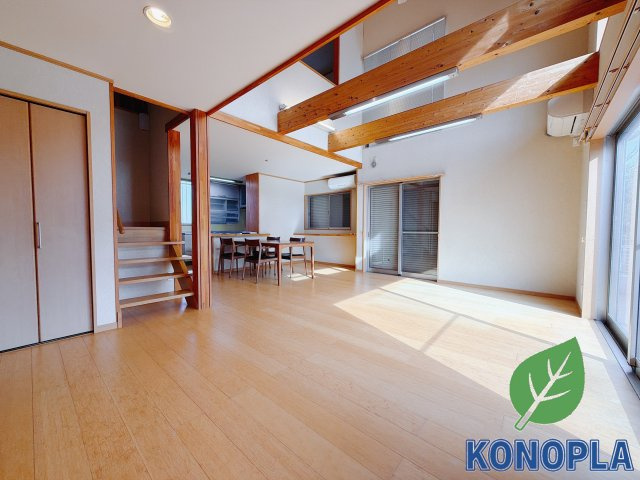 【中古戸建】前橋市荒牧町3丁目の居間・リビング|■リビング｜陽当たり良好のリビングダイニング♪賃貸では叶わなかった、お友達とのホームパーティや大音量で映画やテレビを楽しむことができます(*^^*)