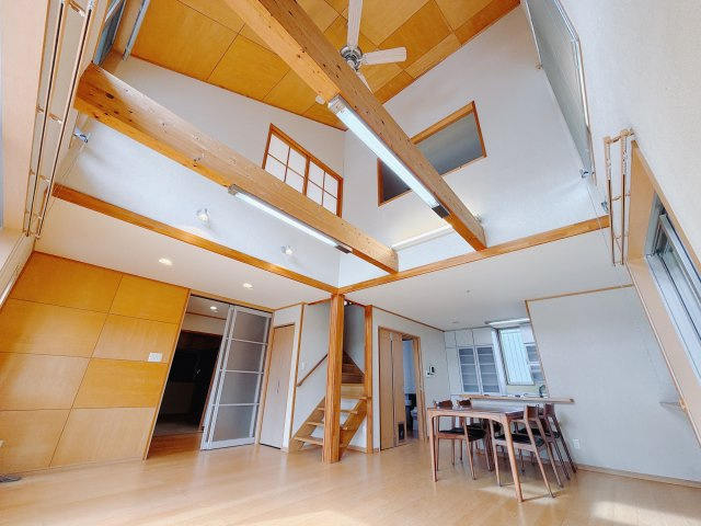 【中古戸建】前橋市荒牧町3丁目の居間・リビング|■リビング｜落ち着きのある表情を見せるリビングダイニング。太陽の光がたっぷり差し込むリビングは、自然とご家族が集まる居心地の良い空間です。