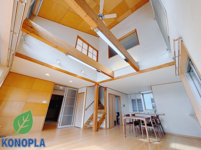 【中古戸建】前橋市荒牧町3丁目の居間・リビング|■リビング｜落ち着きのある表情を見せるリビングダイニング。太陽の光がたっぷり差し込むリビングは、自然とご家族が集まる居心地の良い空間です。