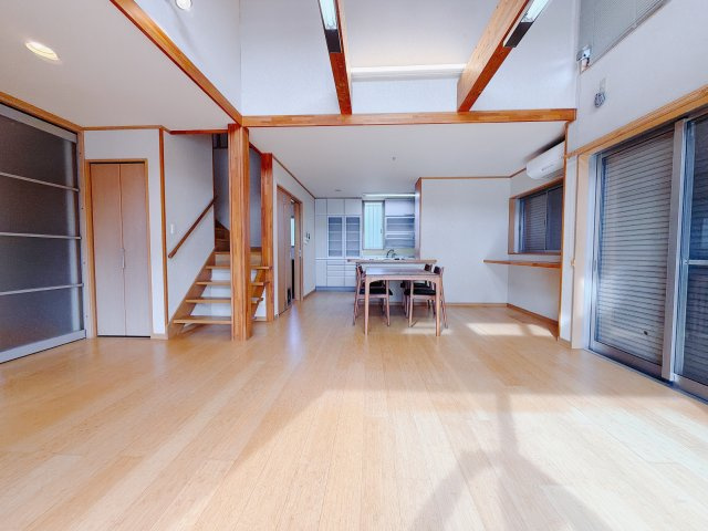 【中古戸建】前橋市荒牧町3丁目の居間・リビング|■リビング｜木製で懐かしさのある家具やアンティーク調の小物に囲まれてレコードを流したり小説を読んだり…そんな心ときめく暮らしをしませんか？