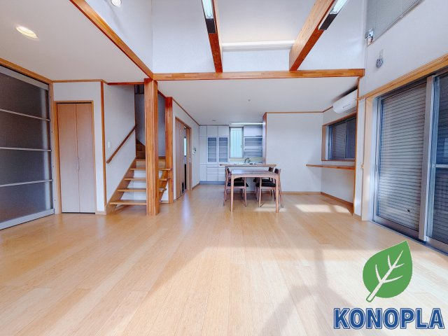 【中古戸建】前橋市荒牧町3丁目の居間・リビング|■リビング｜木製で懐かしさのある家具やアンティーク調の小物に囲まれてレコードを流したり小説を読んだり…そんな心ときめく暮らしをしませんか？