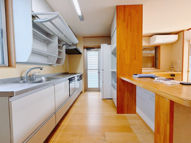 【中古戸建】前橋市荒牧町3丁目のキッチン|■キッチン｜ワークトップの幅が広く、お子様といっしょにお料理をつくったり、ちょっとしたパーティーも楽しめます。フラットなのでお掃除がしやすいのもポイントです♪