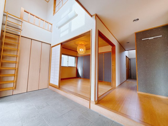 【中古戸建】前橋市荒牧町3丁目の玄関|■玄関｜毎日の「いってらっしゃい」や「お帰りなさい」を大切なご家族と過ごす玄関は〈使いやすさ〉を追求しております。玄関横の物入は急な来客時でもさっとお片付けできるスペースを確保しています。