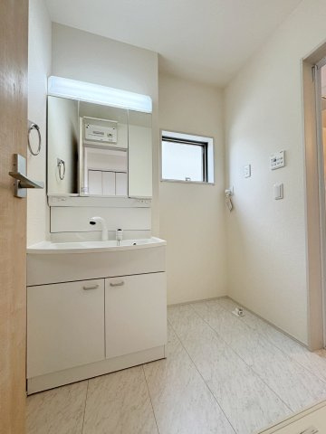 新築戸建・新築建売　福島市笹谷字塗谷地【長期優良住宅】笹谷小・信陵中の独立洗面台|三面鏡タイプの独立洗面台で、身だしなみチェックも収納力も◎洗面まわりもすっきり清潔に保てます！