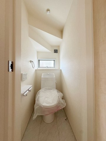新築戸建・新築建売　福島市笹谷字塗谷地【長期優良住宅】笹谷小・信陵中のトイレ|小窓付きで自然光が入る明るくて爽やかなトイレ空間です！