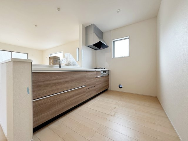 新築戸建・新築建売　福島市笹谷字塗谷地【長期優良住宅】笹谷小・信陵中のキッチン|カウンター越しに会話が弾む、家族とのつながりを感じられる対面キッチンです！