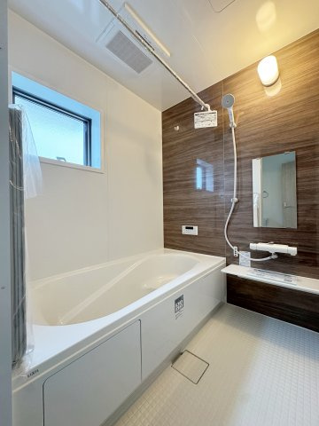 新築戸建・新築建売　福島市笹谷字塗谷地【長期優良住宅】笹谷小・信陵中の浴室|自然光が入る小窓付きのバスルーム♪物干し竿＆浴室乾燥で天気に左右されません♪