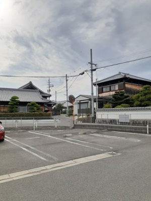 【駐車場】 | ヴェリテ・ヴィラージュ | 駐車場に車を止められます