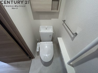 収納スペースありのトイレです。