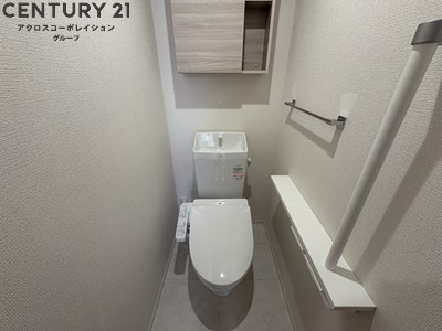 収納スペースありのトイレです。
