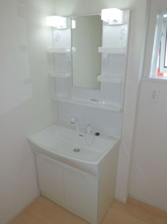 【洗面所】 | 新築　新潟市西区五十嵐東第1  3号 | ゆったりとスペースのある洗面所！
カガミの両サイドは、必要なものを取出しやすい棚タイプになります。
引き伸ばしが出来る水洗は、洗面台を洗う時や水汲み時・洗髪時に、便利に伸びます。