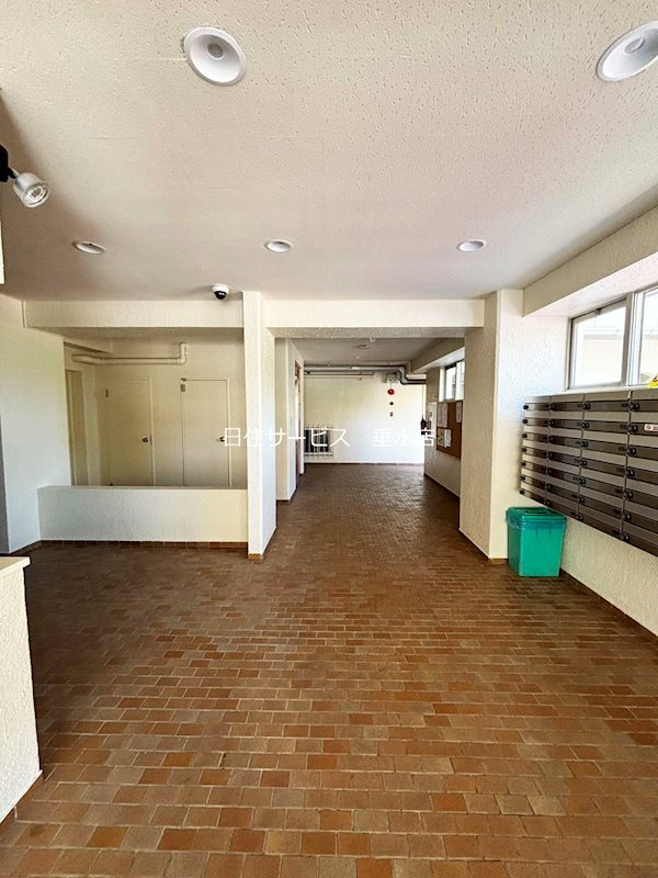 メゾン舞子ショアーの外観|共用ロビー、きれいに清掃されています♪