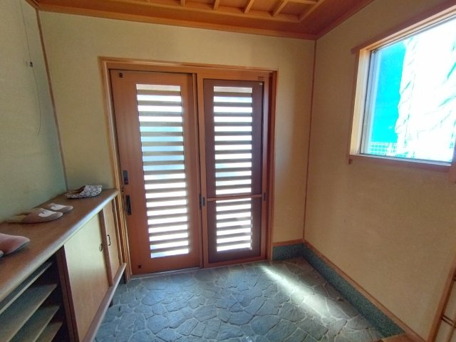 美合町本郷戸建の玄関