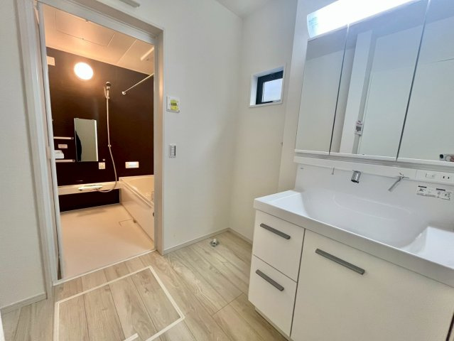 流山市江戸川台西9期　新築戸建　1号棟の脱衣所|ゆったりとした洗面所で、忙しい朝の支度もストレスなくできますね♪							
