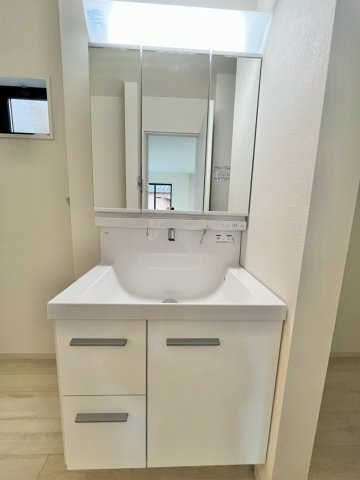 流山市江戸川台西9期　新築戸建　1号棟の独立洗面台|三面鏡の大きな鏡は憧れます(^^♪鏡の後ろは収納となっていて、細かいものでも収納できるのでスッキリと整理できます！							
